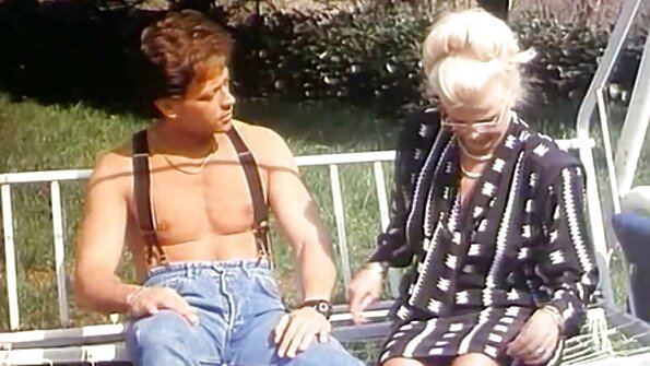 കൂർത്ത മുലക്കണ്ണുകളുള്ള ഒരു സ്ലട്ട് അവളുടെ പൂറിനെ നന്നായി ചപ്പിവലിക്കുന്നു