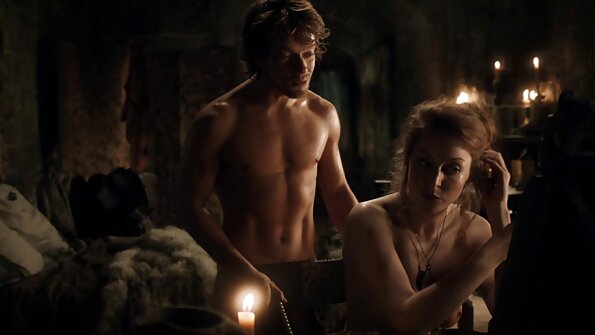 കട്ടിലിൽ വലിയ തേങ്ങകൾ കൊണ്ട് മിൽഫിനെ ഭോഗിക്കുന്ന ആൺകുട്ടി സമയം കൊല്ലാൻ അവളെ സഹായിക്കുന്നു