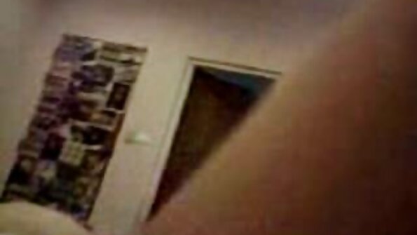 ബഡ്ഡി തന്റെ കോഴിയുമായി കാമുകിയുടെ നിതംബത്തിൽ തുളച്ചുകയറുന്നു