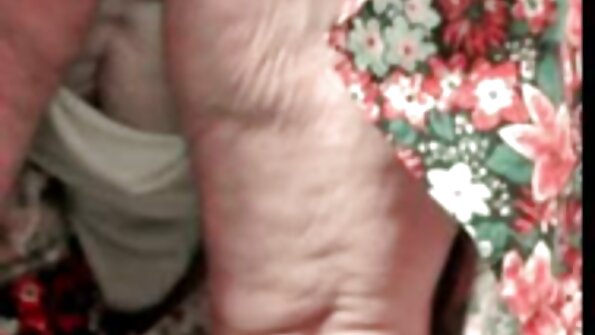 ഒരു വലിയ കഴുത ബിംബോ ഒരു കളിപ്പാട്ടവും അവളുടെ പുരുഷന്റെ കോഴിയും നക്കുന്നു