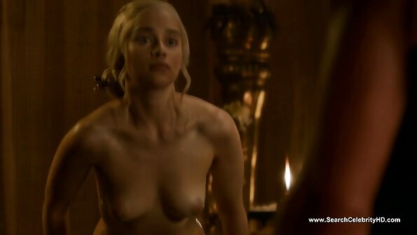 ഒരു വലിയ കഴുതയുമായി ഒരു ബിംബോ തുകൽ സോഫയിൽ ബ്ലോ ജോബ് നൽകുന്നു