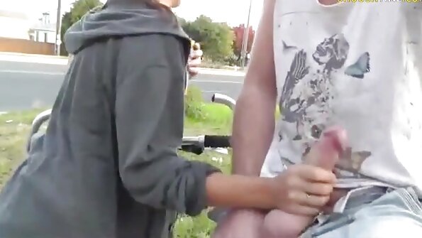 18 വയസ്സുള്ള കറുത്ത മുടിയുള്ള ഒരു കൗമാരക്കാരൻ ഒരു വലിയ പെക്കറിനെ അടുത്ത് നിന്ന് മുലകുടിക്കുന്നു