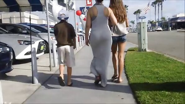 സോഫയിൽ ചാരനിറത്തിലുള്ള ഒരു വൃദ്ധയുടെ മുകളിൽ ഒരു സുന്ദരി ഇരിക്കുന്നു