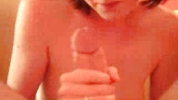 സെക്‌സി കഴുതയും വലിയ വ്യാജ മുലകളുമുള്ള ഒരു ബസ്റ്റി ലാറ്റിന മിൽഫ് തുരക്കുന്നു