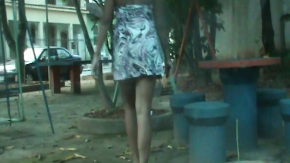 ഒരു കോഴിക്കുഞ്ഞ് മുഖം നോക്കുന്നു, അവളും ഒരു വലിയ കോഴിയിൽ ഇരിക്കുന്നു