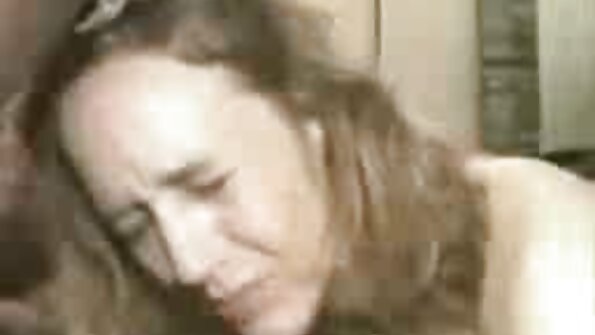 ഒരു കോഴിക്കുഞ്ഞ് മസാജ് ടേബിളിൽ, നഗ്നനായി, നഗ്നനായി