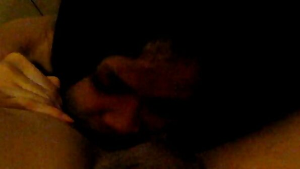 ചെറിയ മുലക്കണ്ണുകളുള്ള ഒരു ഭംഗിയുള്ള എബോണിക്കുട്ടി കട്ടിലിൽ നുഴഞ്ഞുകയറുന്നു