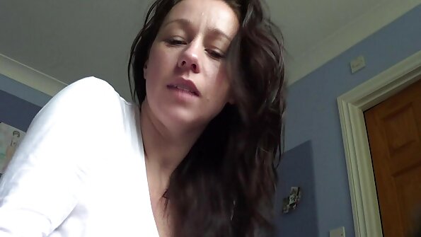 കറുത്ത മുടിയുള്ള ഒരു കോഴിക്കുഞ്ഞ് കാറിൽ കയറി ഒരു ചേട്ടനെ ചതിക്കുന്നു