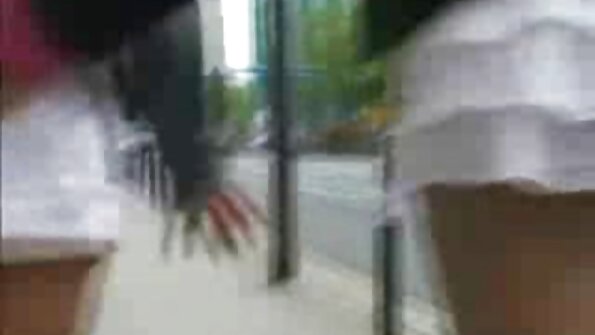 ചെറിയ മുലകൾ ഉള്ള ഒരു രുചികരമായ കൗമാര സുന്ദരി പർപ്പിൾ ഡിൽഡോ ഉപയോഗിക്കുന്നു