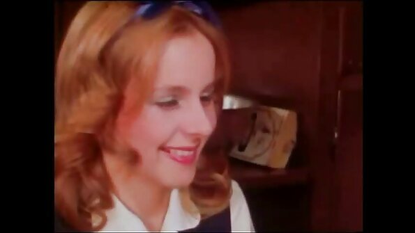 തവിട്ടുനിറത്തിലുള്ള മുടിയുള്ള കൗമാരക്കാരനായ കോഴിക്കുഞ്ഞ് ചില മോശം പ്രവൃത്തികൾക്ക് തയ്യാറാണ്