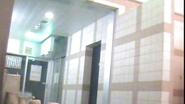 സ്വീറ്റ് സ്‌നാച്ചുള്ള ഒരു പെൺകുട്ടി അവളുടെ പൂറ്റിൽ വളരെ ആഴത്തിൽ ചരിഞ്ഞിരിക്കുന്നു