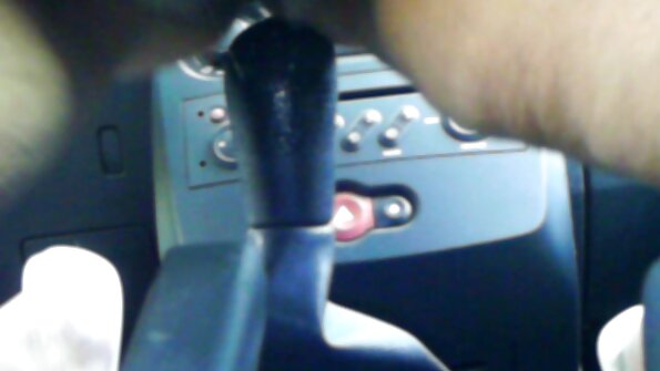 ഒരു ചൂടുള്ള സുന്ദരി അവളുടെ കഴുതയെ നന്നായി കളിക്കുന്നു