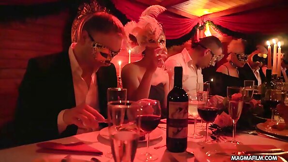 ഒരു ചൂടുള്ള ലാറ്റിന രാജകുമാരി സോഫയിൽ കാലുകൾ വിരിച്ചിരിക്കുന്നു.