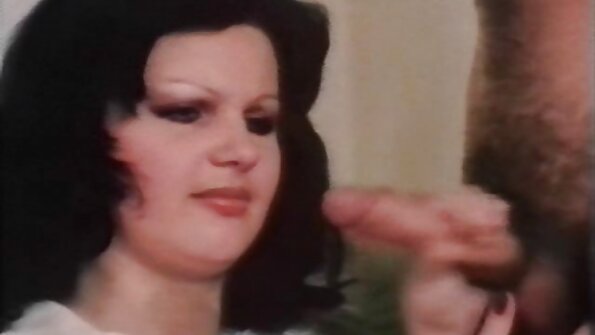 ഒരു വലിയ കഴുതയുമായി ആകർഷകമായ ബ്ളോണ്ടി തന്റെ പുരുഷന്റെ ഡിക്ക് ഓടിക്കാൻ തയ്യാറാണ്