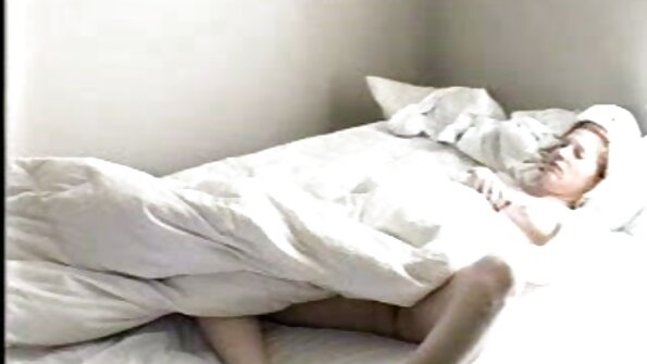 ഒരു സുന്ദരിയായ സുന്ദരി വളരെ അഭിനിവേശത്തോടെയും കൃപയോടെയും ഒരു ഡിക്കിനെ ചുംബിക്കുന്നു