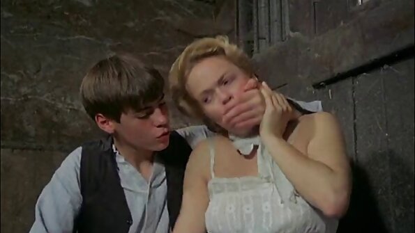 വ്യക്തമായി കാണാവുന്ന ടാൻ ലൈനുകളുള്ള ഒരു മിൻസ് ബെഡ്ഡിൽ ഫക്ക് ചെയ്തിരിക്കുന്നു