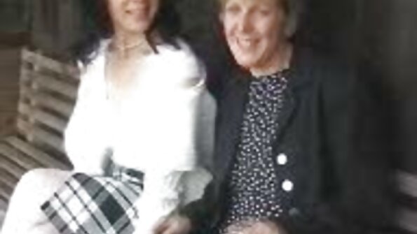 കാക്കമുടിയുള്ള ഒരു പെൺകുട്ടി ഒരു വലിയ തൂണിൽ കയറുന്നത് ഈ രംഗത്തിൽ കാണാം