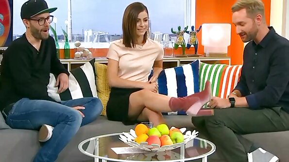 ദേഹത്ത് പച്ചകുത്തിയ ഒരു ചുവന്ന തല ഒരു വലിയ ഡിക്ക് ഉപയോഗിച്ച് കളിക്കുന്നു