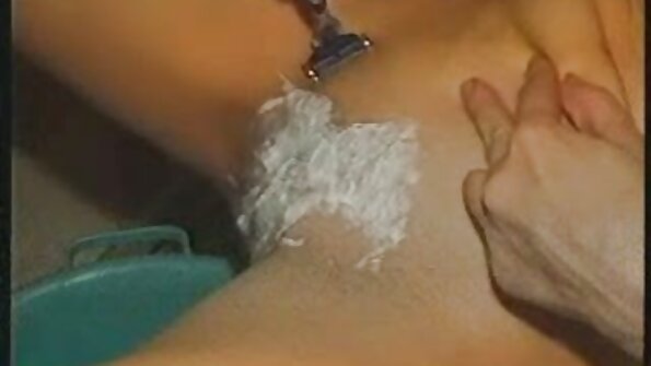 ഒരു സെക്സി അമേച്വർ അവളുടെ കഴുതയ്ക്കുള്ളിൽ വിരലുകളും അവളുടെ പൂറ്റിൽ ഒരു കോഴിയും കയറുന്നു