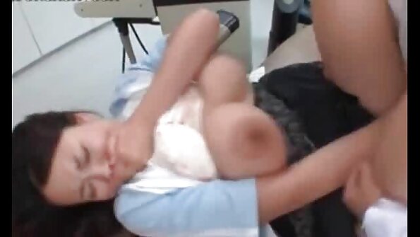 കട്ടിയുള്ള ഒരു കറുത്ത ഉദ്ധാരണം സ്വീകരിക്കുന്ന ഒരു മെലിഞ്ഞ സുന്ദരി കട്ടിലിൽ ഇരിക്കുന്നു