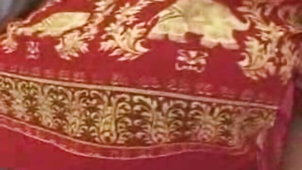 ഒരു സോളോ പെൺകുട്ടി അവളുടെ ഇറുകിയതും മധുരമുള്ളതുമായ ചെറിയ കുണ്ണയിൽ തന്റെ ലൈംഗിക കളിപ്പാട്ടം ഒട്ടിക്കുന്നു