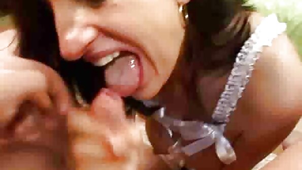 ഫിഷ്നെറ്റ് സ്റ്റോക്കിംഗ്സ് ഉള്ള ഒരു സ്ത്രീ വംശീയ ലൈംഗികതയിൽ ഏർപ്പെടുന്നു