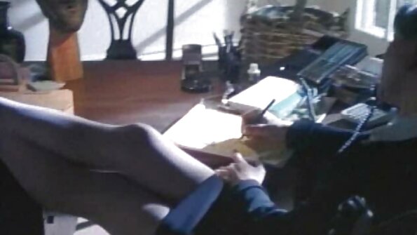 ബോഡസിയസ് രണ്ടാനമ്മയുടെ കഴുതയിൽ ഒരു തടിച്ച കോഴി നിറഞ്ഞു