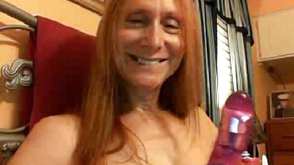 ചൂടുള്ള കഴുതയും ഷേവ് ചെയ്ത പൂറും ഉള്ള ഒരു സുന്ദരി നഗ്നയാകുന്നു