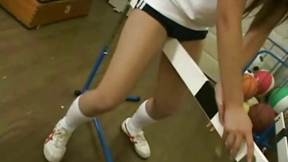 ഒരു സുന്ദരി ഒരു ബ്ലോ ജോബ് ചെയ്യുന്നു, അവളും ഫക്കിംഗ് ചെയ്യുന്നു