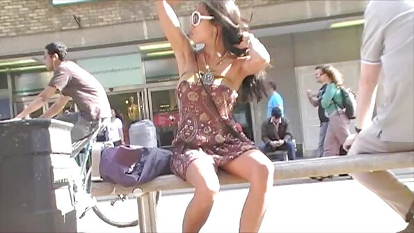 മെച്ചപ്പെടുത്തിയ മുലക്കണ്ണുകളും ടാറ്റൂകളുമുള്ള ഒരു സുന്ദരി അവളുടെ പൂറ്റിൽ കയറുന്നു