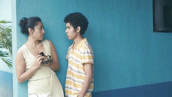 ഒരു വളഞ്ഞ മിൽഫ് അവളുടെ വലിയ കഴുതയെ ത്രീസോമിൽ അടിക്കുന്നു