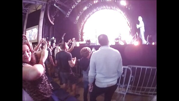 ഒരു അന്തർ വംശീയ വീഡിയോയിൽ ഒരു ചൂടുള്ള ബിച്ച് അവളുടെ കഴുതയിൽ ചതിക്കുന്നു