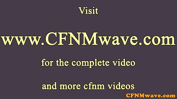 ഒരു വലിയ കഴുതയുമായി ഒരു സ്കാർലറ്റ് സ്ലട്ട് പൂന്തോട്ടത്തിൽ ശ്രദ്ധ നേടുന്നു