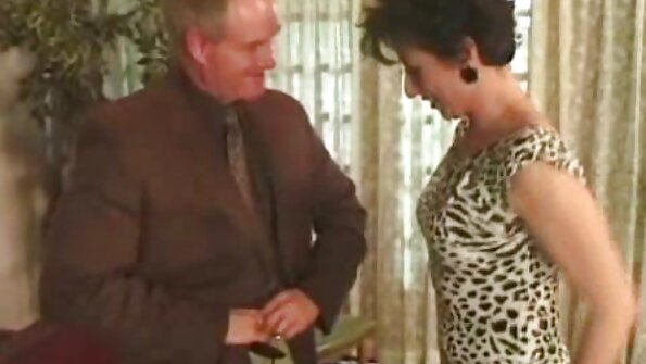 അവളുടെ പൂറിനെ കളിയാക്കാൻ ഇഷ്ടപ്പെടുന്ന ഒരു സോളോ പെൺകുട്ടി സുന്ദരിയായി കാണപ്പെടുന്നു