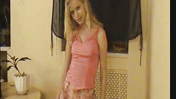 മലദ്വാര പ്രവർത്തനം ആസ്വദിക്കുന്ന കൗമാരക്കാരനായ ഒരു കുഞ്ഞിന് മാംസളമായ ഒരു തൂണാണ് ലഭിക്കുന്നത്