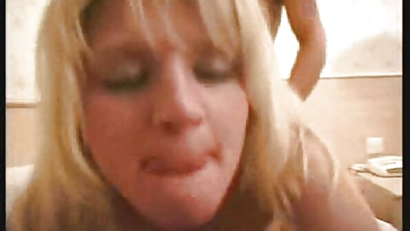 തന്റെ പുരുഷനോടൊപ്പം കടൽത്തീരത്ത് കഴിയുന്ന ഒരു കൗമാരക്കാരി ഇടിച്ചുകയറുന്നു