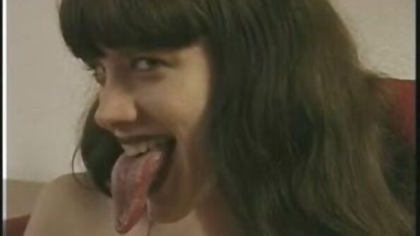 അതിമനോഹരമായ ബേബിലോണുകളുള്ള കറുത്ത സ്ത്രീ സ്വന്തമായി സ്വയംഭോഗം ചെയ്യുന്നു