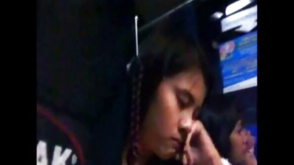 സുന്ദരിയായ പെൺകുട്ടിയുടെ തൊണ്ടയിൽ ഒരു നീണ്ട പെക്കർ തുളച്ചുകയറുന്നു