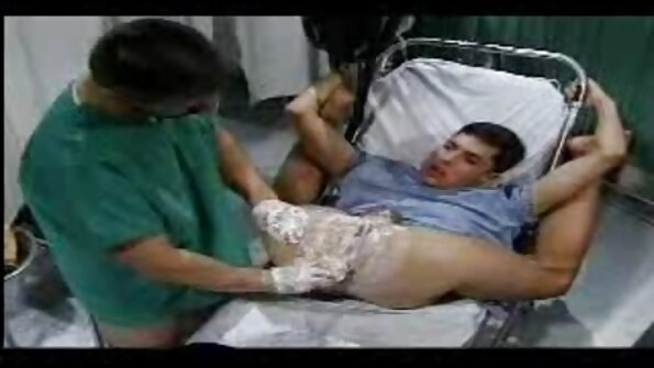 വലിയ പൗരുഷം അവളിലേക്ക് തുളച്ചുകയറുന്നതിനിടയിൽ ബ്രൂണറ്റ് ഉച്ചത്തിൽ നിലവിളിക്കുന്നു