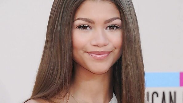 ഒരു വലിയ കഴുത ചെറിയ ഇമോ പെൺകുട്ടി ക്ലാസ് മുറിയിലെ മേശപ്പുറത്ത് ചരിഞ്ഞിരിക്കുന്നു