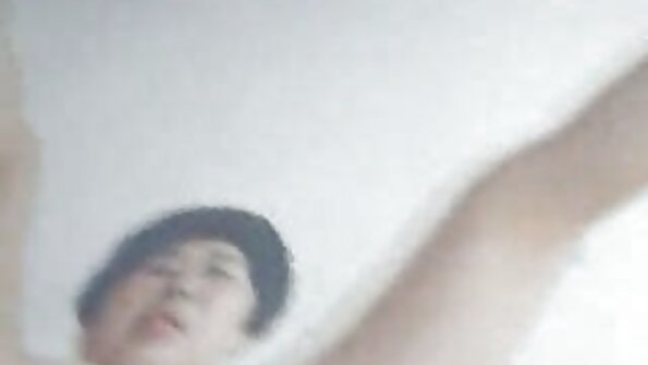 ഷേവ് ചെയ്ത പൂറ്റുള്ള കറുത്ത മുടിയുള്ള ഒരു ബിച്ച് ഒരു ഡിൽഡോ ഉപയോഗിച്ച് ജാക്ക് ചെയ്യുന്നു