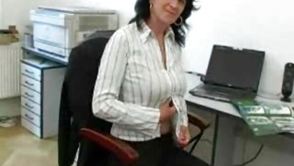 ശരിക്കും ഉഗ്രമായ ഒരു ഗാംഗ്ബാംഗിൽ ഒരു സുന്ദരി ശ്രദ്ധാകേന്ദ്രമാണ്