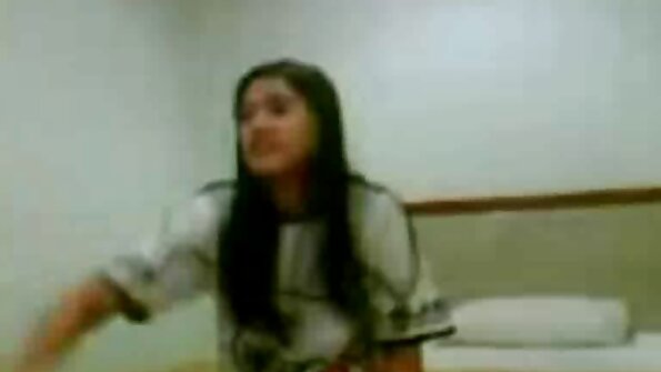 കം വിഴുങ്ങാൻ ഇഷ്ടപ്പെടുന്ന ഒരു സുന്ദരി നഗ്നയാകുകയും അവൾ കുനിയുകയും ചെയ്യുന്നു