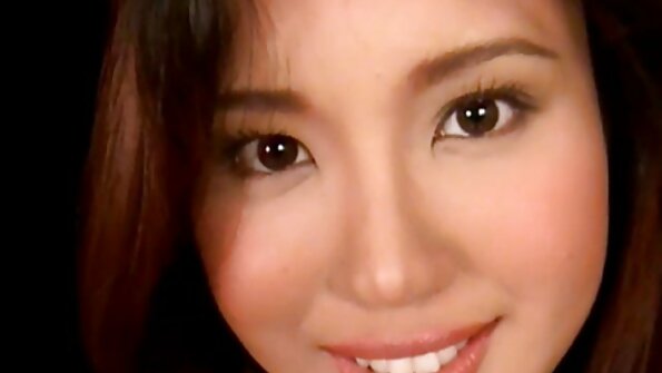 സെക്‌സി വൈറ്റ് സ്റ്റോക്കിംഗുകളുള്ള ഒരു സുന്ദരി തറയിൽ വിഡ്ഢികളാകുന്നു