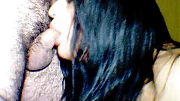 ഒരു ദമ്പതികൾ ഒരു കൗമാരക്കാരിയെ നഗ്നയാക്കുന്നു, തുടർന്ന് അവർ അവളോടൊപ്പം ഒരു ത്രീസോം ഉണ്ട്