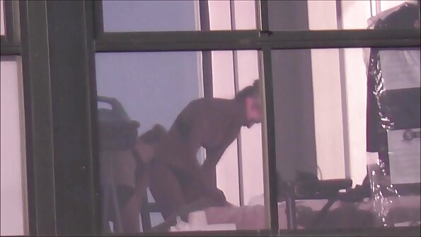 അവളുടെ ചീഞ്ഞതും മാദകവുമായ പൂറ്റിൽ ഉടനീളം ഒരു നല്ല സുന്ദരി പൂശുന്നു