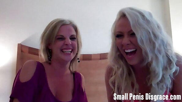 ഒരു ചൂടുള്ള കോഴിക്കുഞ്ഞ് ലോക്കർ റൂമിൽ നുഴഞ്ഞുകയറുകയും നക്കുകയും ചെയ്യുന്നു