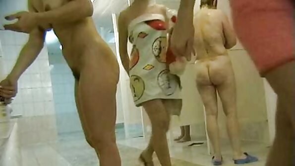 ഒരു ചൂടുള്ള പെൺകുട്ടി അവളുടെ പൂറ്റിൽ ഡിക്ക് നിറയ്ക്കാൻ അവളുടെ രണ്ട് സുഹൃത്തുക്കളെ ലഭിക്കുന്നു