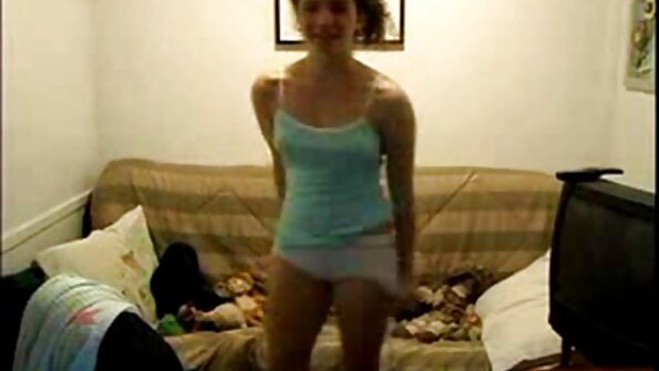 ഒരു ചൂടുള്ള മിൽഫ് അവളുടെ യൂണിഫോം നീക്കം ചെയ്യുന്നു, തുടർന്ന് അവളെ ശല്യപ്പെടുത്തുന്നു