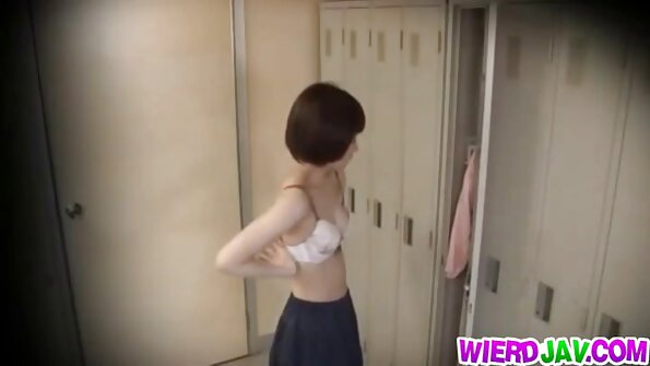 നല്ല മുലകളുള്ള ഒരു സുന്ദരി മേശപ്പുറത്ത് തുളച്ചുകയറുന്നു